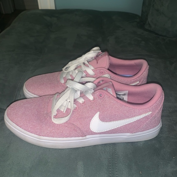 Women’s Nike Tennis Shoes - Picture 3 of 4